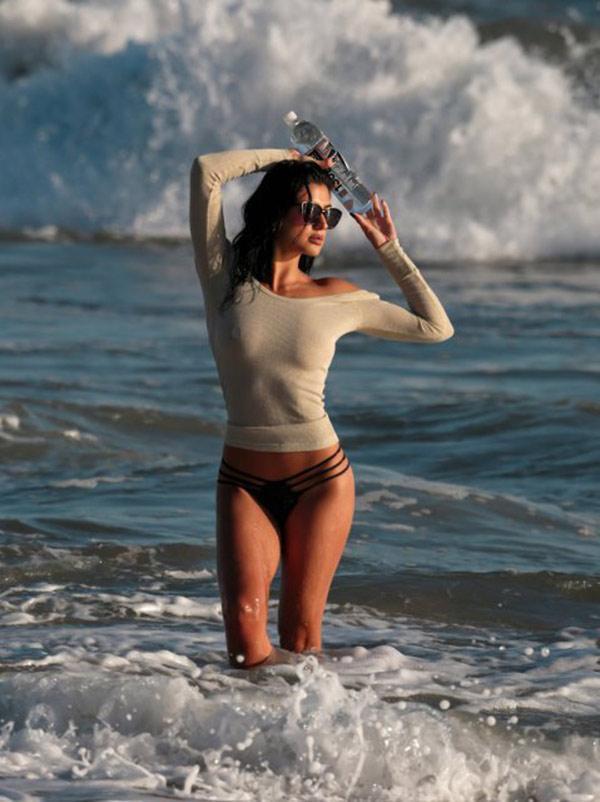 Magazin - Model Rey Robin, bir su firmasının reklam çekimi için kamera karş...