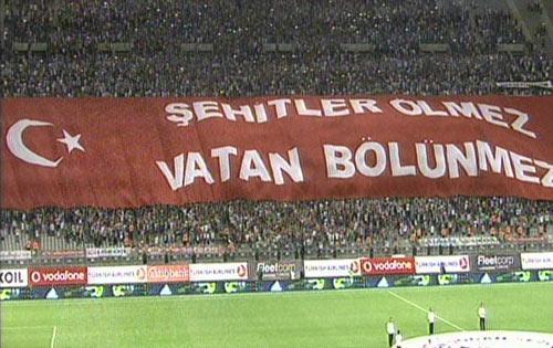 Beşiktaş taraftarı şehitleri unutmadı