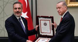 MGK'da dikkat çeken anlar! Erdoğan'dan Hakan Fidan'a üstün hizmet madalyası