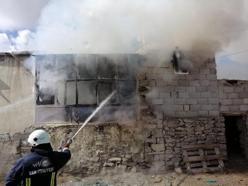 Van'da 6 kişilik ailenin evi yandı