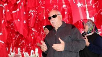 Gelibolu'daki türbeyi ziyaret eden herkes Türk bayrağı asıyor