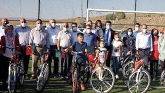 Kur'an kursunu tamamlayan öğrencilere bisiklet ve tablet verildi