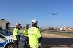 Salihli'de kırmızı ışıkta geçenler dron takıldı