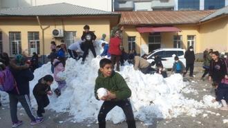 Kadirli'de öğrenciler taşıma usulü karla eğlendi