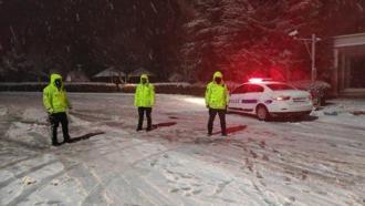 Kırşehir'de kar yağışı nedeniyle ulaşım polis kontrolünde sağlanıyor
