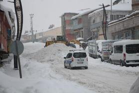 Karlıova'daki kar yığınları kamyonlarla şehir dışına taşınıyor