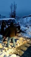 Gercüş’te kardan kapanan yolda minibüs içinde mahsur kalan 4 kişi kurtarıldı