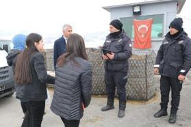 Yüksekova'daki lise öğrencilerinden nöbet tutan polislere börek ikramı