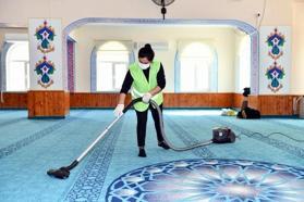 Çiğli'de camilerde ramazan temizliği