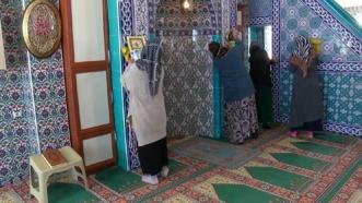 Kadınlar Ramazan nedeniyle köyün camisini temizledi