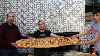 Savaşa hayır yazılı 1.5 metre uzunluğunda ramazan pidesi yaptı