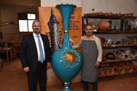 Kültür ve Turizm Bakanlığı Çömlek Sanatçısından Cumhurbaşkanı Erdoğan için 2,5 metrelik vazo