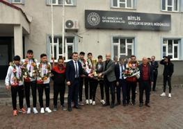 Dünya şampiyonu Bitlisli sporculara, çiçekli karşılama