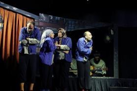 'Durumu Olmayan Abidin' tiyatro oyunu Bayraklı'da sahnelendi