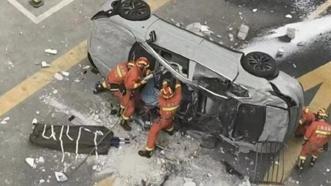 Çin'de elektrikli araç 3. kattan düştü: 2 ölü