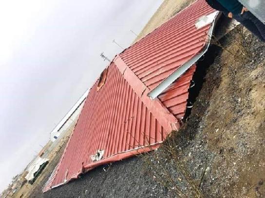 Niğde'de fırtına evlerin çatılarını uçurdu