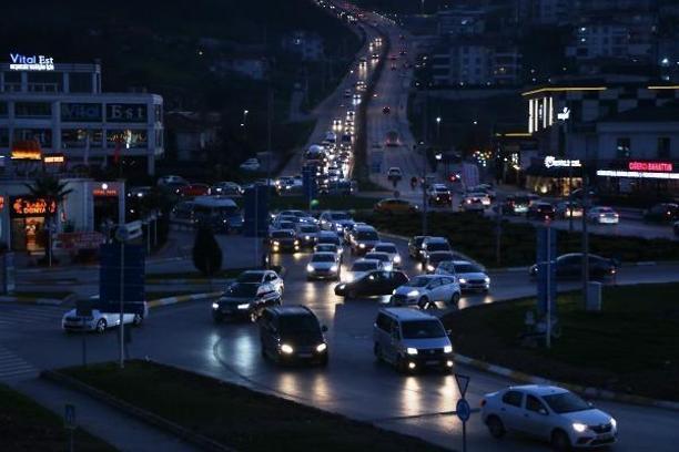 Sakarya'da kısıtlama öncesi trafik yoğunluğu yaşandı