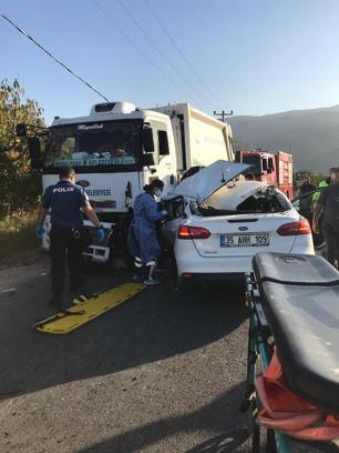 Kemalpaşa'da çöp kamyonu ile otomobil çarpıştı: 1 yaralı