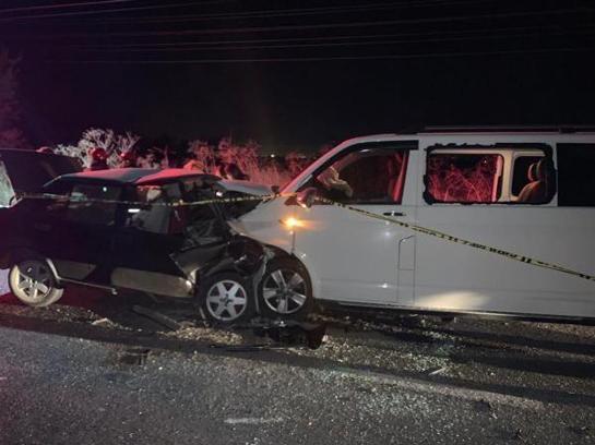 Otomobil minibüsle çarpıştı: 2 ölü, 5 yaralı