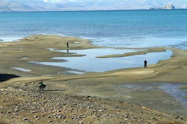 Van Gölü'ndeki kuraklığa dikkat çekmek için sahilde temizlik çalışması yaptılar