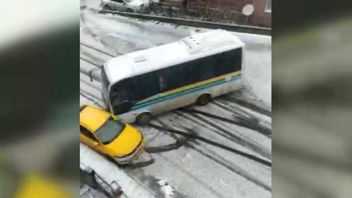 Karda kayan halk otobüsünün taksiye çarpma anı kamerada