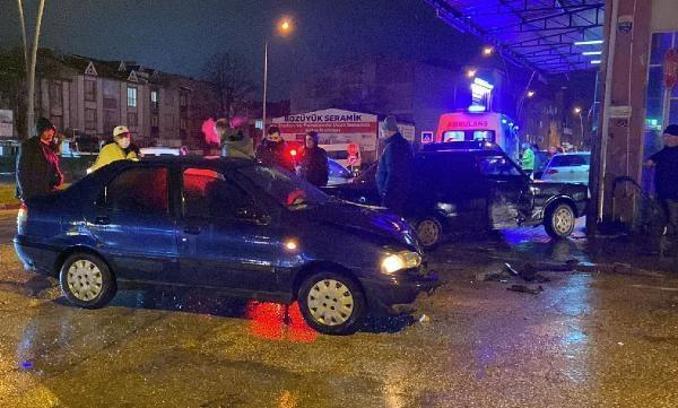 Bursa'da iki otomobilin çarpıştığı kaza kamerada