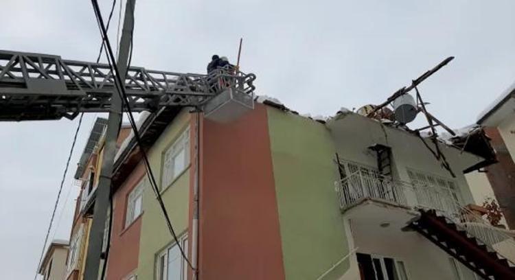 Malatya'da kar yükünü taşıyamayan 2 evin çatısı çöktü