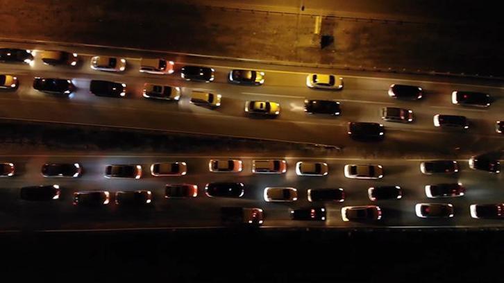 Tatilcilerin dönüş yolculuğu sürüyor! 'Kilit kavşak' trafik yoğunluğu gece de devam etti