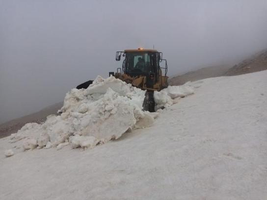 Mersin'in yüksek kesimlerinde kar temizleme çalışması sürüyor