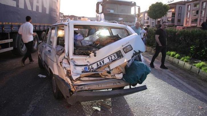 Kula'da freni boşalan TIR, kırmızı ışıkta bekleyen otomobile çarptı: 4 yaralı