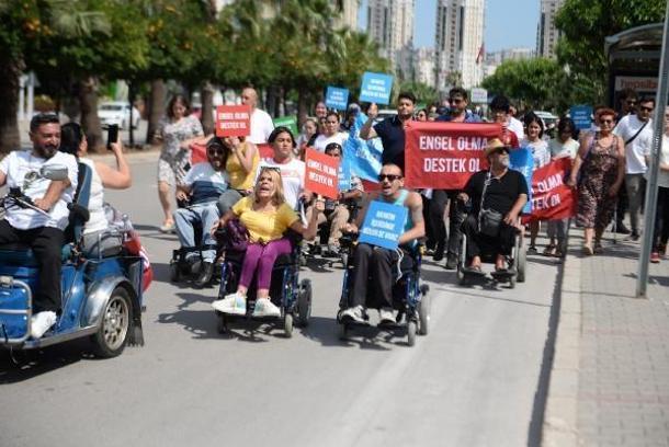 Engelsiz parkın yapılmasını istemeyenlere engellilerden protesto