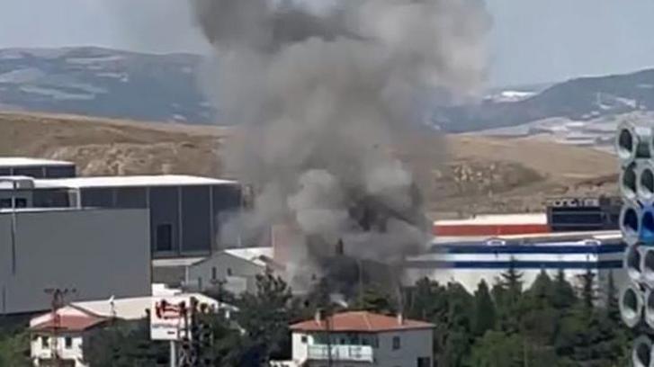 Fabrikada patlamayla birlikte yangın! 1 kişi dumandan etkilendi