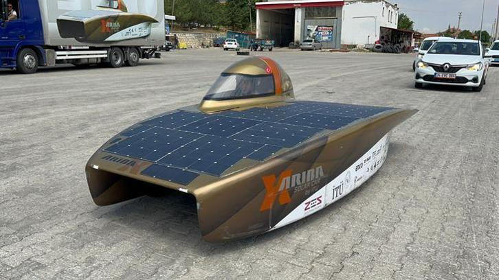 Güneş enerjili araba ürettiler! 'Karayolunda garip bir cisim ilerliyor’ ihbarı