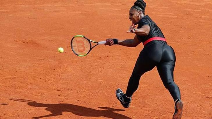Serena Williams'ın maçta giydiği 'özgüven kostümü' olay oldu