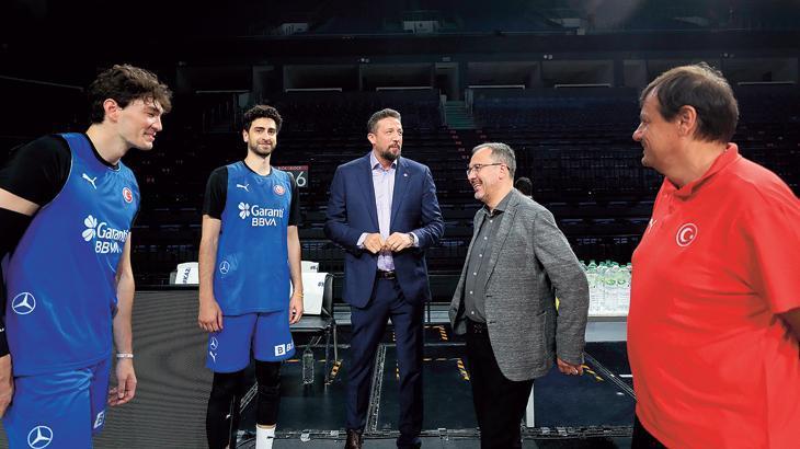 Bakan Kasapoğlu’dan A Milli Erkek Basketbol Takımı'na moral ziyareti