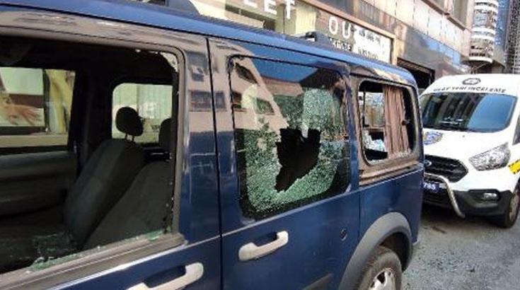 Kağıthane''de çekiçli saldırı: 3 iş yeri ile 2 aracın camlarını kırdı