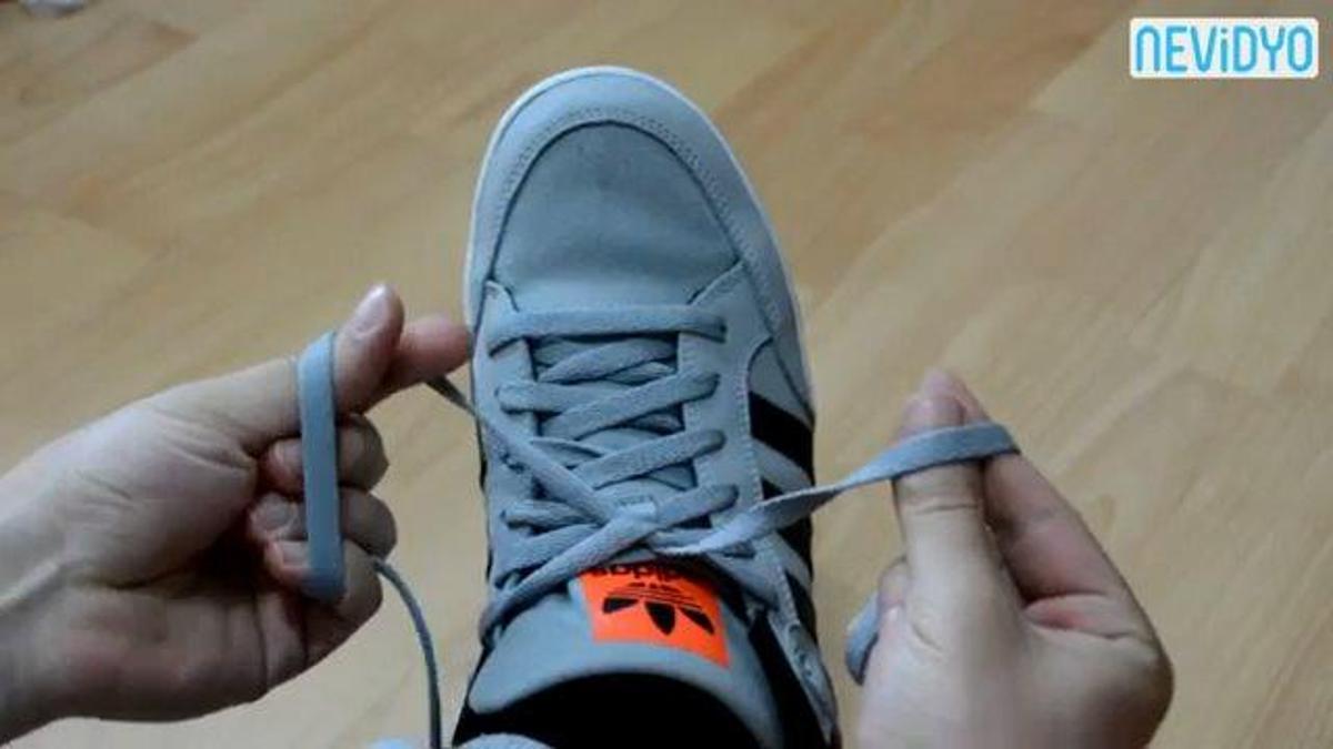 Как завязать шнурки чтобы не было видно. Шнуровка кроссовок. Способы завязывания шнурков. Оригинальная шнуровка кроссовок. Длинные шнурки на кроссовках.