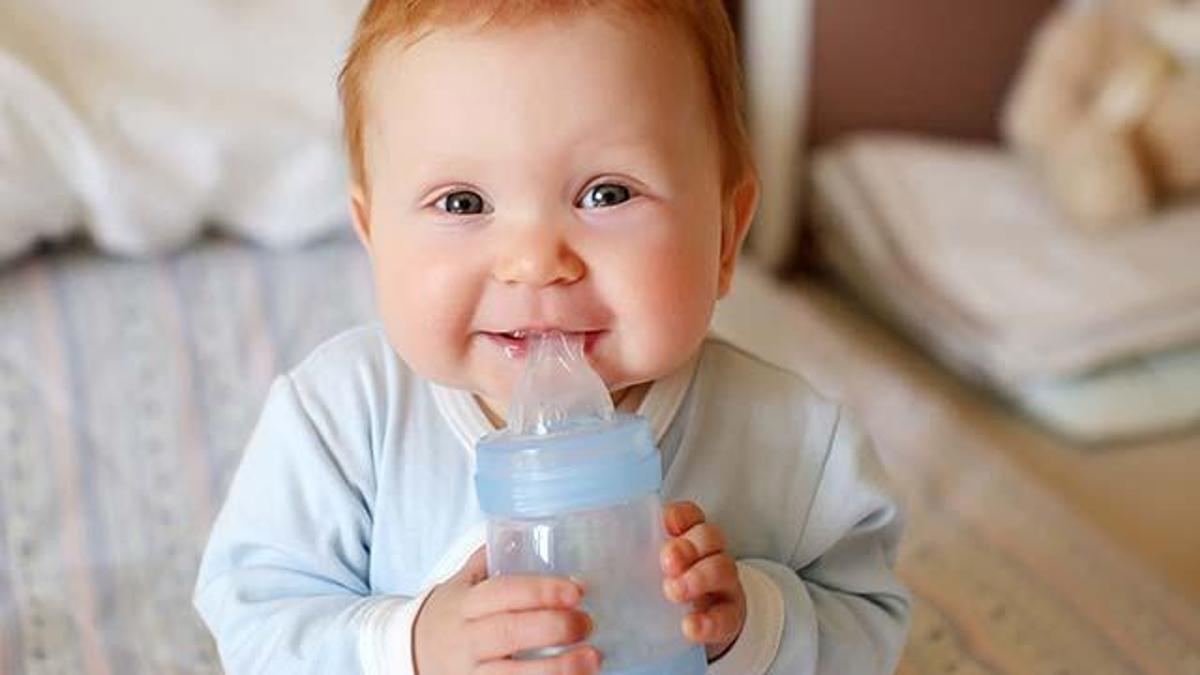 bebekler ne kadar su icmeli bebeklere su biberonla mi verilmeli bebekler hangi ayda su icmeye baslamali bebek haberleri