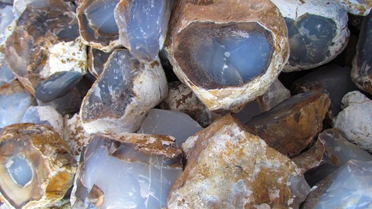 Вода внутри камня. Халцедон излом. Аквамарин и халцедон. Природный камень. Необработанные полудрагоценные камни.