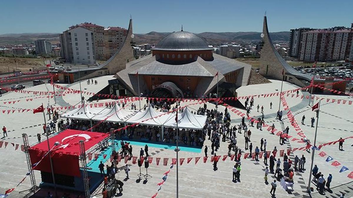 Sivas'ta, ay yıldız mimarili cami ibadete açıldı - Son Dakika ...