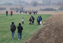 Τελευταία στιγμή: εκατοντάδες άνθρωποι προσπαθούν να φτάσουν στα σύνορα περνώντας τα χωράφια
