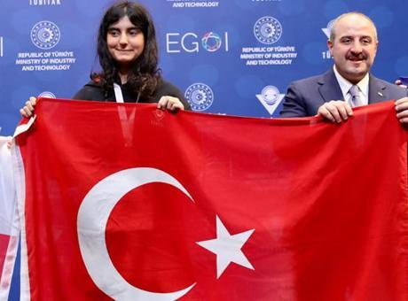 Bu gurur Türkiye’nin! Duru Özer, Kızlar Bilgisayar Olimpiyatı'nda altın madalya kazandı