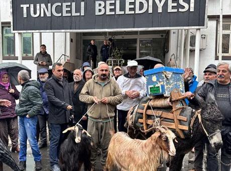 Tunceli Belediyesi önünde eşekli, keçili protesto