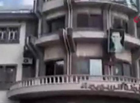 Suriye'de rejim karşıtları valilik binasını bastı