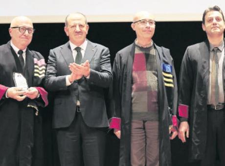 HKÜ’de akademisyenler ödüllendirildi