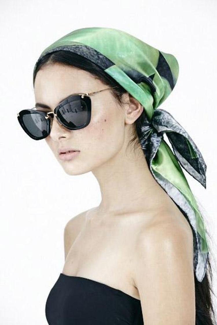 Платки на голову от солнца. Платок на голову от солнца. Платок на голову летом. Шелковый платок на голову. Шёлковая банана на гтлову.