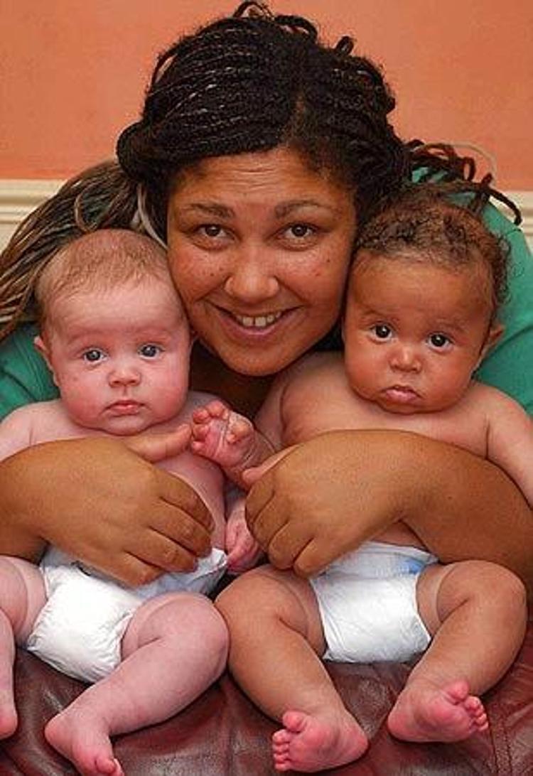 Родить от разных мужчин. Младенцы разных рас. Двойняшки разных рас. Дети Мулаты Новорожденные. Новорожденные Близнецы Мулаты.