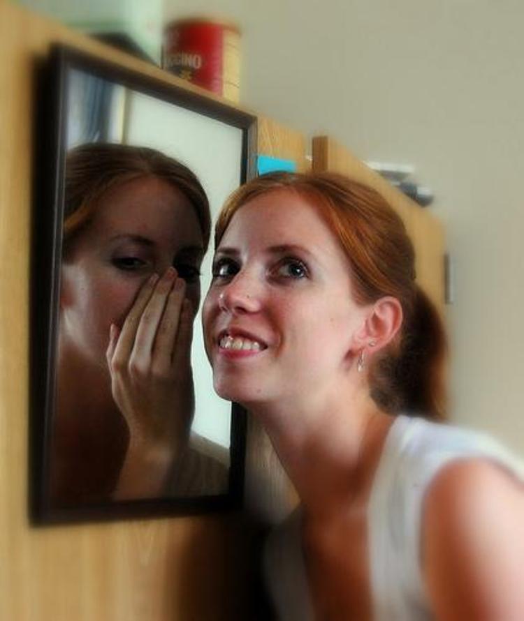 Переписываться самой с собой. Разговор с самим собой. Разговор с зеркалом. Человек говорит с зеркалом. Разговор с отражением.