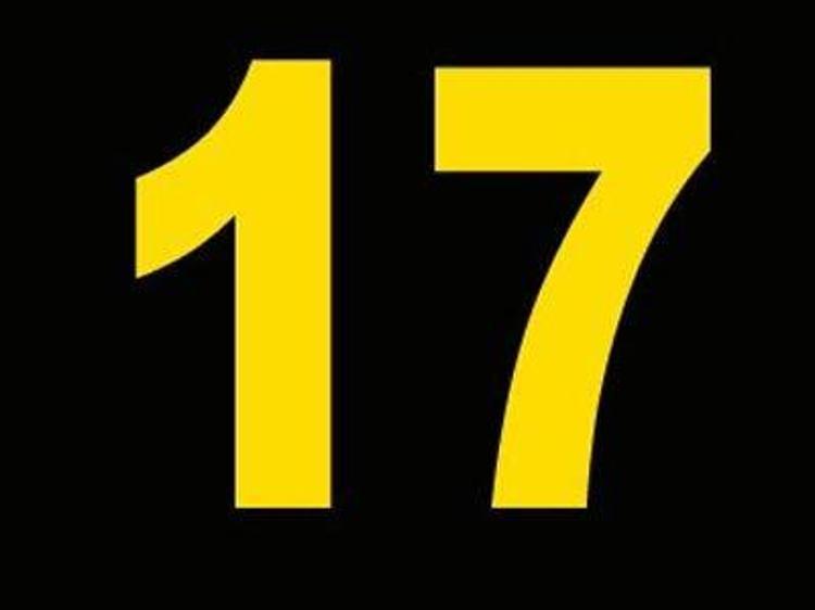 17. Цифра 17. Цифра семнадцать. Цифра 17 желтая. Цифра 17 на черном фоне.