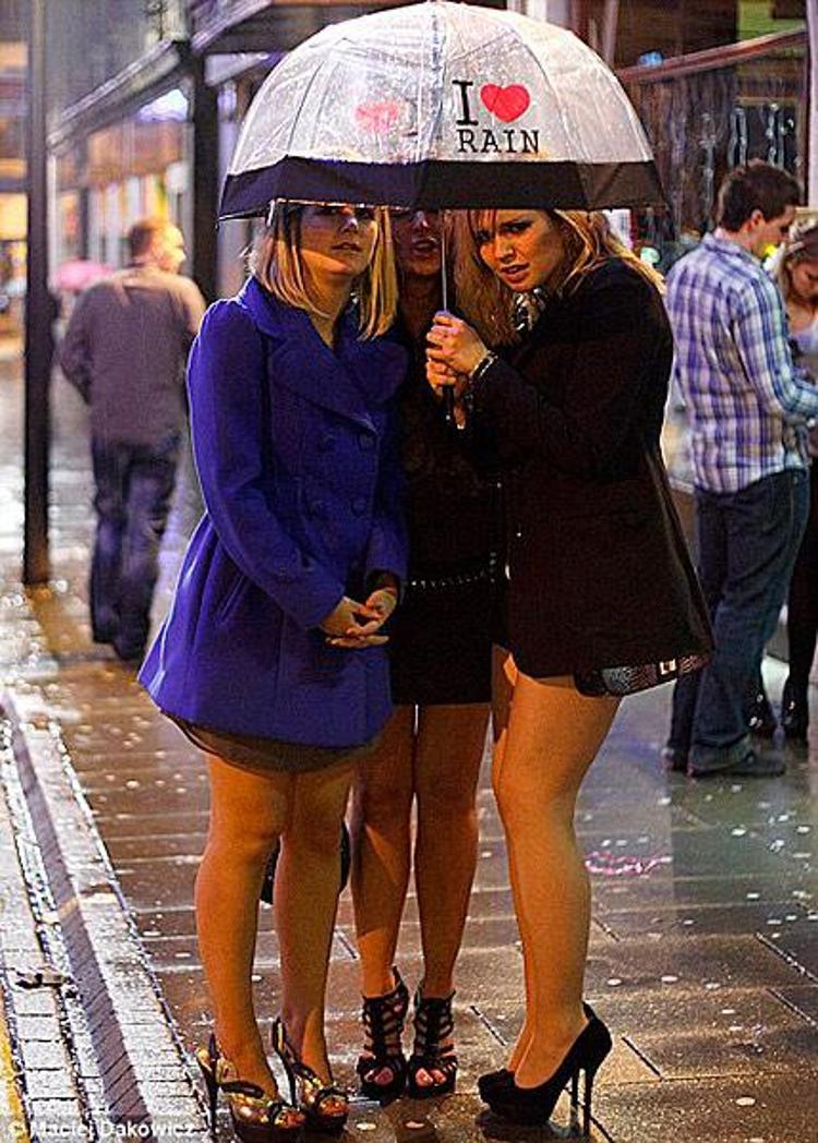Пьяные девки на улицах. Англичанки на улице. Британские девушки на улицах. Нидерланды девушки на улице. Голландские женщины на улице.